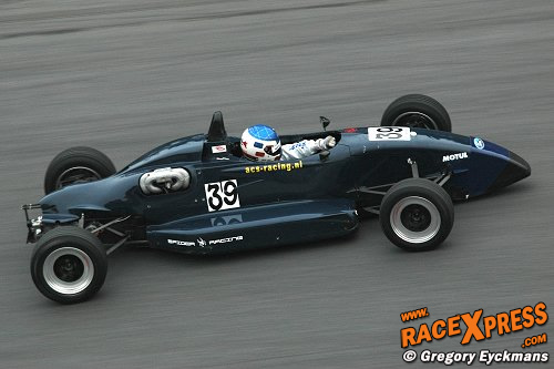 Niek Vos maakt goede progressie tijdens debuut Formule Ford
